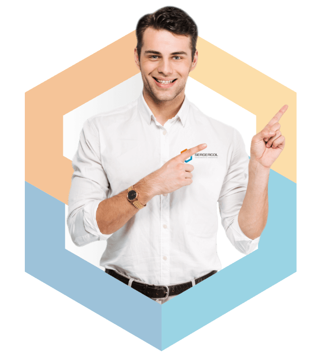 Hombre joven sonriente, vestido con camisa blanca con el logo de Sergecol Saneamiento Ambiental, señalando hacia la derecha, con un fondo hexagonal de colores naranja, amarillo y azul.